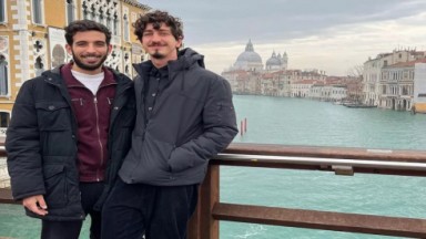 Johnny Massaro e o namorado João Pedro Accioly posam abraçados em Veneza 