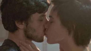 Jonatas e Leila se beijando em Totalmente Demais 