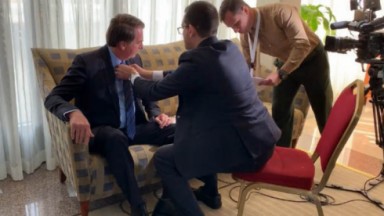 Bolsonaro se arrumando para entrevista 