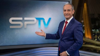 José Roberto Burnier posando e sorrindo nos estúdios do SPTV 