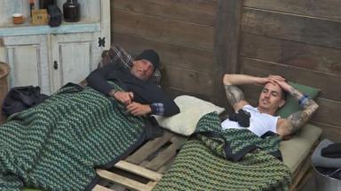 Juliano Ceglia e Biel deitados na baia em A Fazenda 2020 