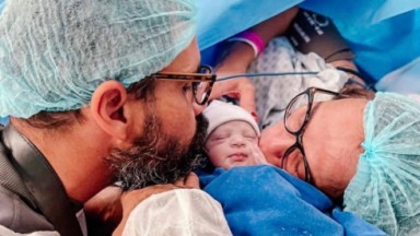 Juliano Cazarré e Letícia no momento do parto da filha caçula:  