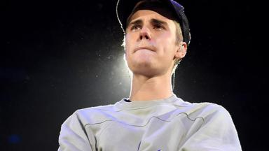 Justin Bieber segurando o choro 