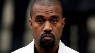 Kanye West olhando sério 