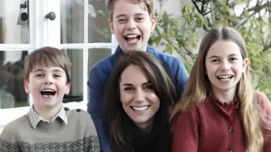 Kate Middleton com os filhos George, Charlotte e Louis em foto polêmica 