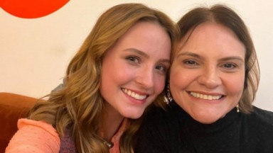 Larissa Manoela e Alessandra Poggi sorrindo abraçadas em selfie 