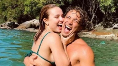 Larissa Manoela mordendo rosto de André Luiz Frambach na água 