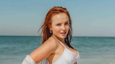 Larissa Manoela na praia com cabelo ruivo 