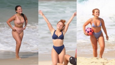Larissa Manoela na praia em três momentos: Saindo da água com um biquíni xadrez,  com os braços para o alto e o cabelo preso com com um coque e carregando uma bola usando um biquíni azul pastel 
