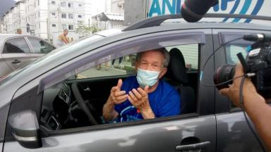 Léo Batista no carro após tomar vacina 