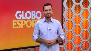 Leo Saballa Jr diante de telão com o logo do Globo Esporte 