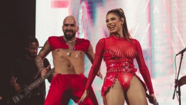 Gabriel Felinto e Lexa de roupas vermelhas, dançando em palco 