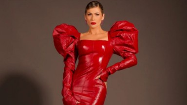 Lívia Andrade, de vestido vermelho justo com mangas bufantes 