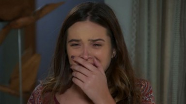 Juliana Paiva chora em cena de Salve-se Quem Puder: 