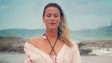 Luana Piovani meditando na praia 