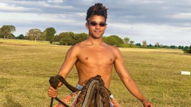 Lucas Leto posa para foto sem camisa e montado a cavalo no Pantanal 
