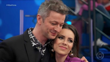 Sandy e Lucas Lima se abraçando no Altas Horas da Globo 