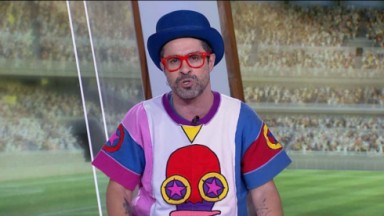 Luciano Amaral vestido de Pedro do Castelo Rá-Tim-Bum na ESPN, falando para a câmera 