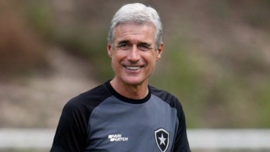 Luís Castro sorrindo com uniforme do Botafogo 