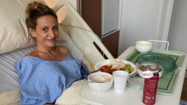 Luisa Mell em leito hospitalar, com almoço em sua frente 