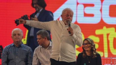 Lula em foto de discurso 