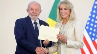 Lula e embaixadora dos EUA em foto 