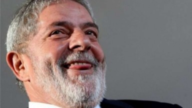 Lula sorrindo em foto 