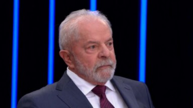 Lula no Jornal Nacional com expressão séria 
