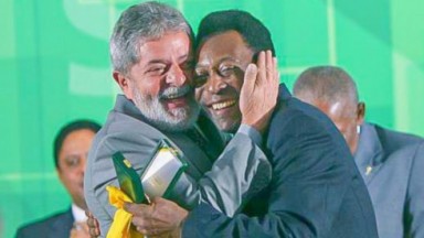 Lula e Pelé em cerimônia da entrega da Ordem do Mérito Cultural 2004  