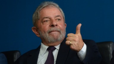 Lula dando um joinha 