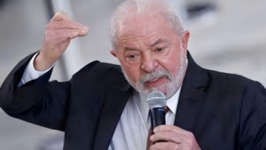 Lula com microfone na mão 