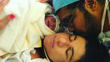 Déborah Sathler com o músico Tunico da Vila e a filha no colo após o parto 