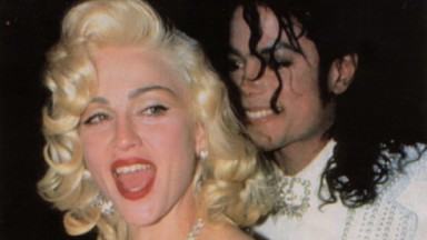 Madonna e Michael Jackson flagrados felizes em foto antiga; 
