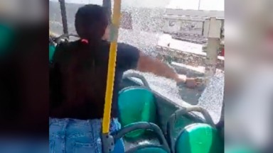 Mãe quebrando vidro de ônibus 