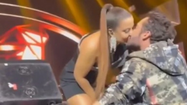 Maiara e Fernando se beijando em show 