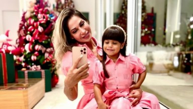 Maíra Cardi e Sophia com vestidos cor de rosa, posando perto de árvore de Natal 