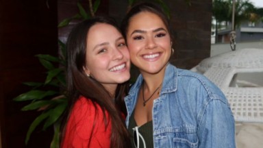 Larissa Manoela e Maisa sorrindo para foto de rostos colados 