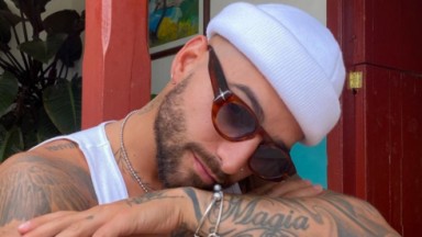 Maluma posa para foto no Instagram de óculos escuros, regata e touca brancas 