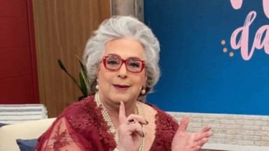 Mamma Bruschetta de óculos e roupa vermelhos, falando no estúdio do Melhor da Tarde 