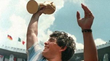 Maradona com a taça da Copa do Mundo 
