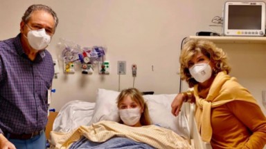 Marcelo Bronstein, Ana e Silvia Poppovic de máscaras e olhando para a câmera em quarto de hospital 