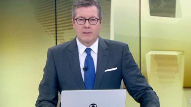 O jornalista Márcio Gomes na bancada do telejornal Hoje na Globo 