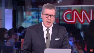 Márcio Gomes de boca aberta na bancada da CNN Prime Time 