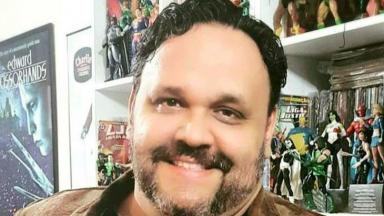 Jornalista Márcio Tadeu sorrindo 