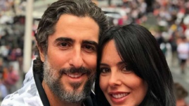 Marcos Mion e Suzana Gallo abraçados e sorrindo para a foto 