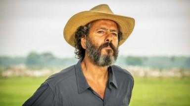 Marcos Palmeira como José Leôncio em Pantanal, de chapéu e olhando pra frente 