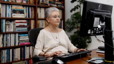 Maria Adelaide Amaral escrevendo no computador 