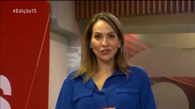 Maria Beltrão no cenário do Jornal da GloboNews de roupa azul 