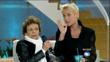 Xuxa Meneghel ao lado de Maria do Rosário durante programa ao vivo 