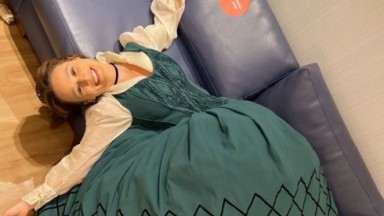 Mariana Ximenes deitada no sofá com o figurino da Condessa de Barral 